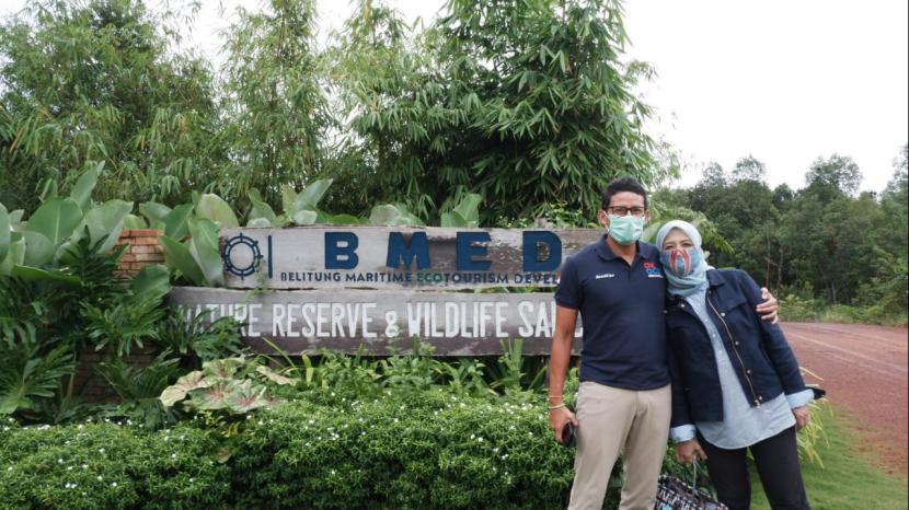 Pengusaha nasional Sandiaga Salahuddin Uno bersama istrinya, Nur Asia mengunjungi Kawasan Ekonomi Khusus (KEK) Tanjung Kelayang di Kabupaten Belitung, Provinsi Kepulauan Bangka Belitung.