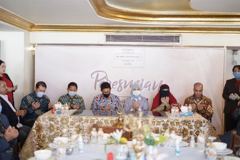 Pengusaha nasional Sandiaga Salahuddin Uno meresmikan pembukaan Restoran Bumbu Indonesia di Kairo, Mesir, Kamis (19/11).