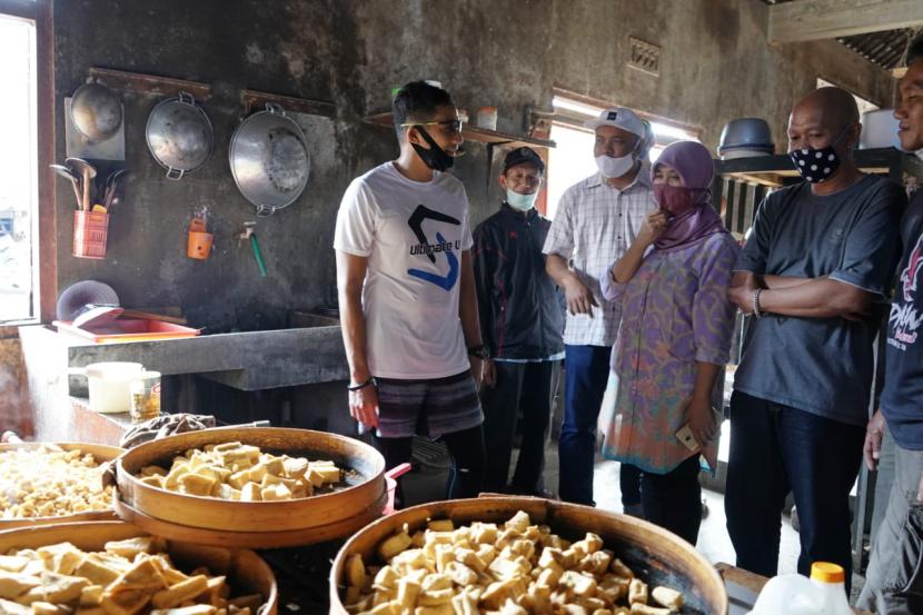 Pengusaha nasional Sandiaga Salahudin Uno di lokasi pembuatan tahu milik Wuryanti (55 tahun) di Dusun Sawahan, Desa Grabag, Kecamatan Grabag, Kabupaten Magelang, Jawa Tengah, Sabtu (15/8). 