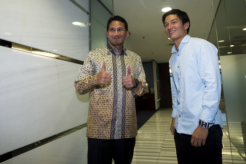 Pengusaha nasional Sandiaga Uno (kiri) menyambut kedatangan Pebalap nasional Rio Hariyanto (kanan) di Gedung Recapital, Jakarta, Selasa (16/2).