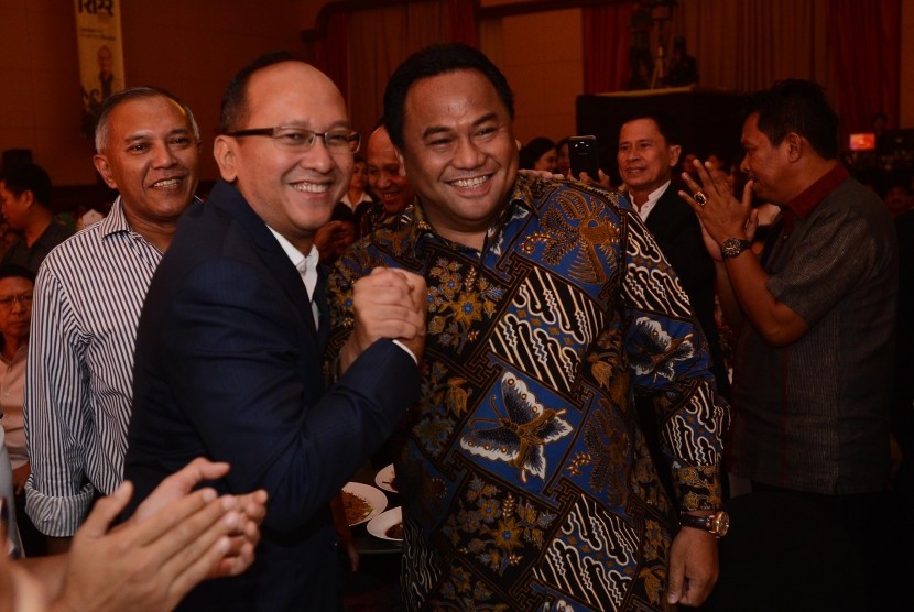Pengusaha, Rosan P. Roeslani (kiri) berjabat tangan bersama pengusaha Rachmat Gobel (kanan) saat deklarasi Calon Ketua Kadin 2015-2020 di Jakarta, Sabtu (21/11) malam.