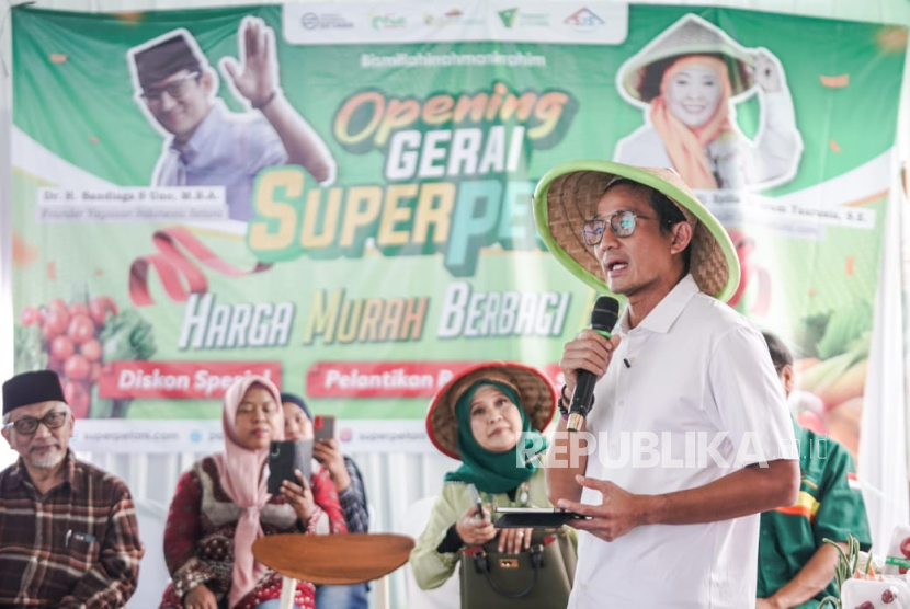 Pengusaha Sandiaga Salahuddin Uno meluncurkan program Gerai Super Petani di Desa Ciangsana, Gunung Putri, Kabupaten Bogor, Jawa Barat pada Sabtu (15/3/2025).