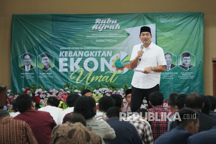 Pengusaha sekaligus Mentri Perdagangan 2014 Muhammad Lutfi menyampaikan materi pada acara Rabu Hijrah berjudul Kebangkitan Ekonomi Umat, di Masjid Al Furqon, Universitas Pendidikan Indonesia (UPI), Kota Bandung, Rabu (27/3). 