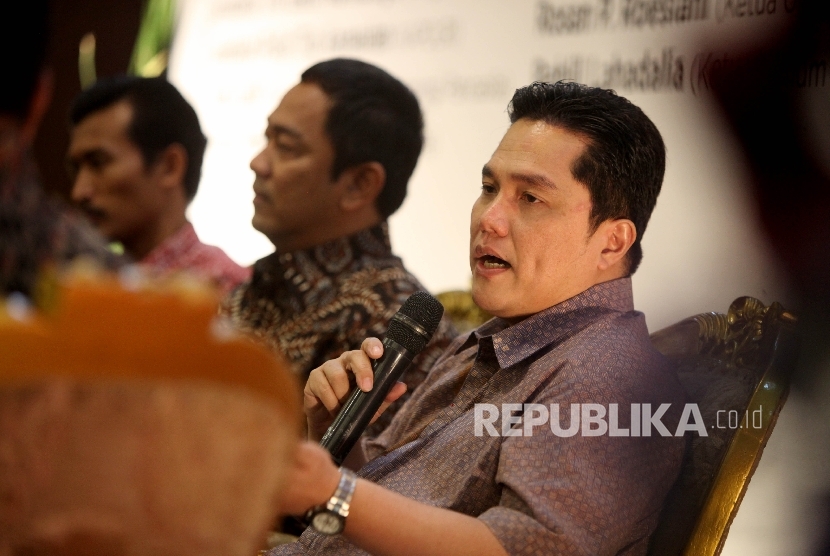  Pengusaha sekaligus Pendiri Mahaka Group Erick Thohir(kanan)saat menjadi pembicara dalam Simposium Nasional di Jakarta, Senin (14/8). 