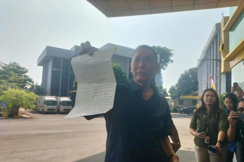 Pengusaha sekaligus politikus Golkar Jusuf Hamka alias Babah Alun menunjukkan surat pengunduran diri sebagai pengurus Partai Golkar di depan gedung DPP Partai Golkar, Senin (12/8/2024).