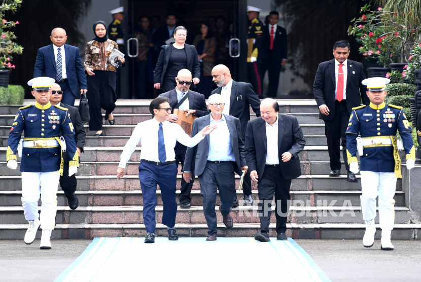 Pengusaha Tahir bersama Bill Gate di Jakarta.