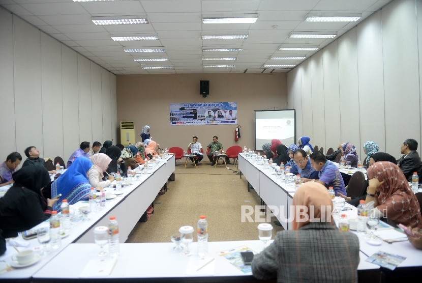 Para pengusaha travel umrah menghadiri silaturahim bulanan yang diadakan Indonesian Islamic Travel Communication Forum (IITCF)  di Jakarta, Sabtu (11/2). Silaturahim tersebut antara lain diisi talk show mengenai fenomena umrah murah.