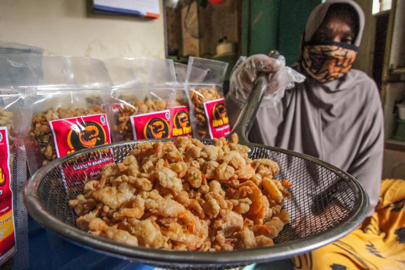 Pengusaha Usaha Mikro Kecil Menengah (UMKM) menunjukkan produk makanan olahan udang di Desa Tumpok Tengoh, Lhokseumawe, Aceh, Rabu (5/8/2020). Pemerintah memastikan, pelaku Usaha Mikro Kecil Menengah (UMKM) terus mendapat bantuan permodalan pada tahun ini.