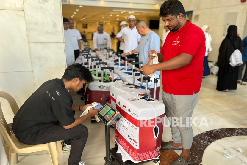 Penimbangan koper jamaah haji Indonesia Kloter BTH 2 di Hotel nomor 130, Makkah, Rabu (11/6/2025). Jamaah diminta tak memasukkan air zamzam ke dalam koper besar.