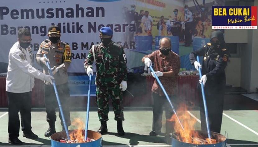 Penindakan rokok ilegal dilakukan oleh Bea Cukai Makassar dengan memusnahkan jutaan batang rokok ilegal, pada Jumat (17/7).