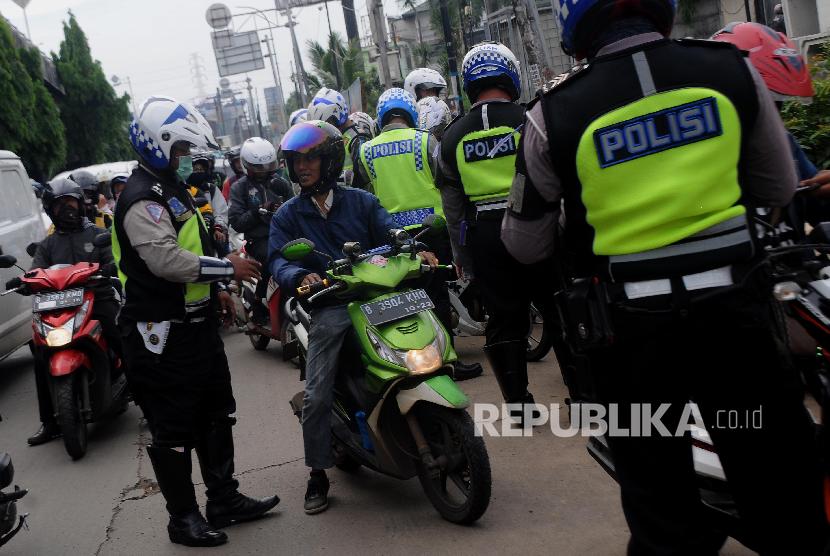 Peningkatan Pelanggar. Polisi menghentikan pengendara motor saat melakukan Operasi Zebra 2017 di Jalan DI. Panjaitan, Jatinegara, Jakarta Timur, Kamis (9/11). Jumlah pelanggar yang ditilang tahun ini berjumlah 108.765 pelanggar.