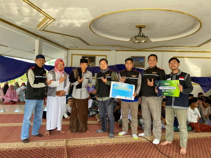 Peningkatan Ruhul Islam dan Pengelolaan Masjid (PRIPM) Unisba bersama Ikatan Motor Pegawai Unisba (Impun) menebar ratuan mushaf Alquran ke berbagai pelosok di Jawa Barat (Jabar).