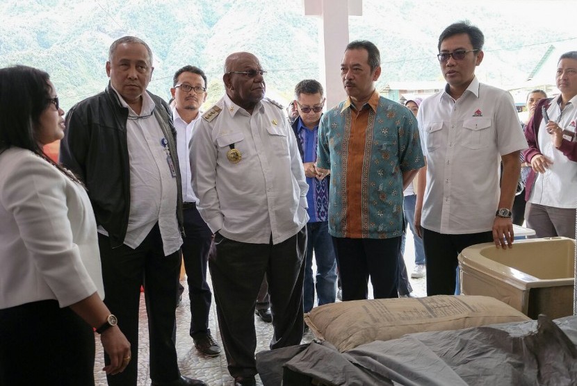 Peninjauan kesiapan toko pengecer semen di Kabupaten Puncak Jaya, Papua.