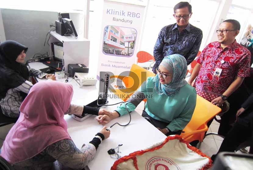 Peninjauan Klinik Pratama RBG RZ oleh pihak Bank Muamalat dan Rumah Zakat (RZ) usai peresmian, di Jl Turangga, Kota Bandung, Jumat (29/5). 