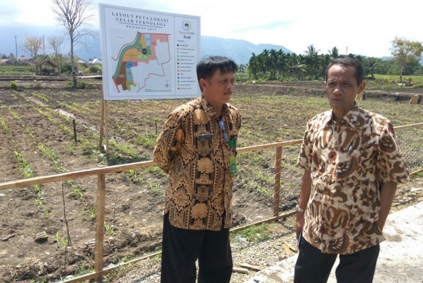 Peninjauan lokasi lahan gelar teknologi (Geltek) di Desa Lampeuneurut belakang stadion Harapan Bangsa, Banda Aceh.