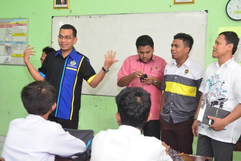  Peninjauan Program Relasi oleh dosen dan mahasiswa dari Universitas Zainal Abidin, Malaysia di SMK Pasar Minggu, Pasar Minggu, Jakarta Selatan (11/12). (foto : MgROL_54)