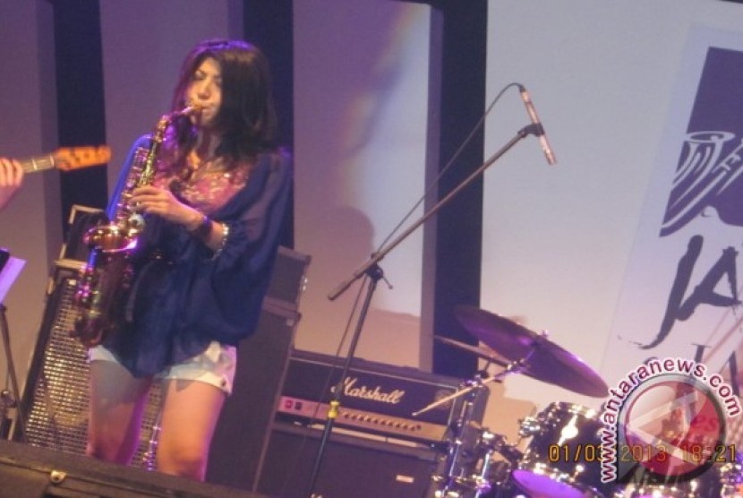 Peniup Saksofon asal Jepang, Kaori Kobayashi, saat tampil di Java Jazz 2013, Sabtu (2/3).