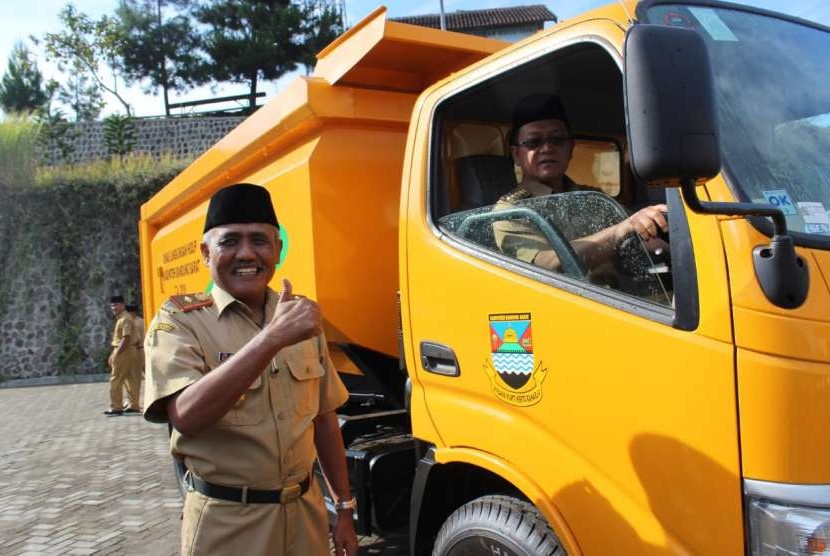 Penjabat Bupati Bandung Barat H Dadang Mohamad mencoba truk sampah yang dilengkapi tabung lindi. 