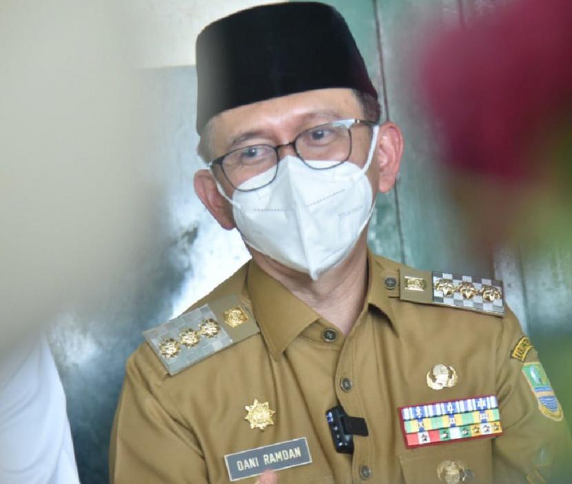 Penjabat Bupati Bekasi, Dani Ramdan, ajak masyarakat sama-sama menjaga kasus Covid-19 terkendali.