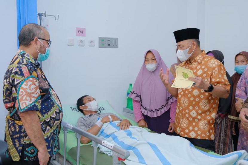 Penjabat Bupati Musi Banyuasin Apriyadi berkesempatan meninjau pasien yang akan mengikuti Operasi Jantung Terbuka Gratis di Rumah Sakit Umum Daerah (RSUD) Sekayu, Sabtu (20/8/2022)