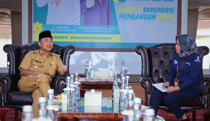 Penjabat Bupati Musi Banyuasin Drs H Apriyadi MSi menerima audiensi Pengurus Pelaksana Program Keluarga Harapan (PPKH) Kabupaten Muba, di Guest House Griya Bumi Serasan Sekate, Selasa (18/10/2022).