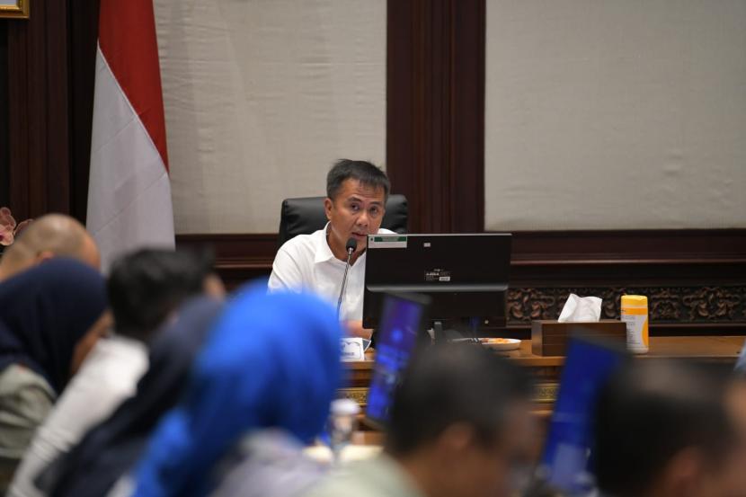 Penjabat Gubernur Bey Machmudin saat memimpin Rapat Pimpinan di Gedung Sate Bandung, Jumat (21/6/2024)