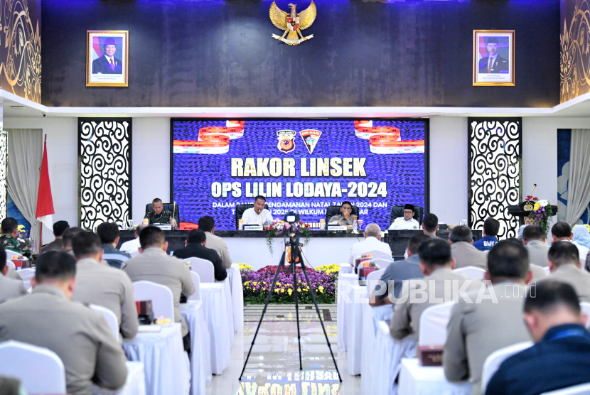 Penjabat Gubernur Bey Machmudin saat Rapat Koordinasi Lintas Sektoral Operasi Lilin Lodaya 2024 dalam Rangka Persiapan Pelaksanaan Pengamanan Natal 2024 dan Tahun Baru 2025, di Kantor Polda Jabar, Jalan Soekarno Hatta, Kota Bandung, Selasa (17/12/2024).