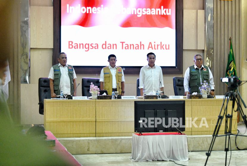 Penjabat Gubernur Bey Machmudin saat rapat koordinasi membahas hunian tetap korban bencana dengan BNPB dan Pemda Kabupaten Sukabumi, di Aula Setda Pemda Kabupaten Sukabumi, Rabu (8/1/2025).