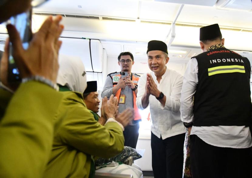 Penjabat Gubernur Jabar Bey Machmudin melepas keberangkatan jemaah haji Kloter Subang di Embarkasi Kertajati, Kabupaten Majalengka, Ahad (12/5/2024).   