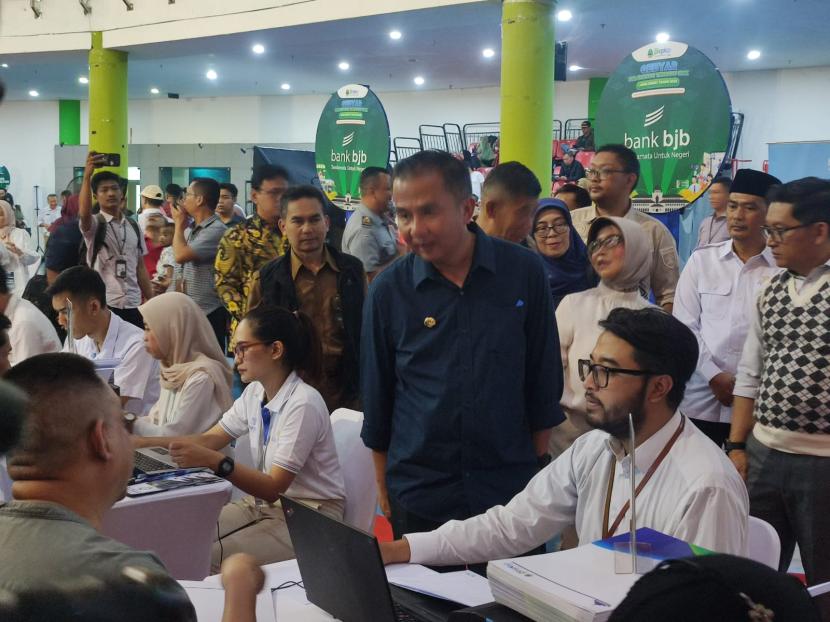 Penjabat Gubernur Jabar, Bey Machmudin, membuka Gebyar Layanan UMKM 2023 yang memberikan layanan NIB gratis di Youth Center, Arcamanik, Kota Bandung, Selasa (21/11/2023).