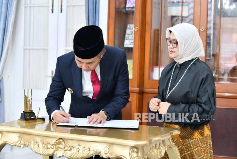 Penjabat Gubernur Jabar Bey Machmudin menandatangani nota kesepakatan kerja sama dengan PT Bank Mandiri (Persero) Tbk di Gedung Pakuan, Kota Bandung, Kamis (28/11/2024).