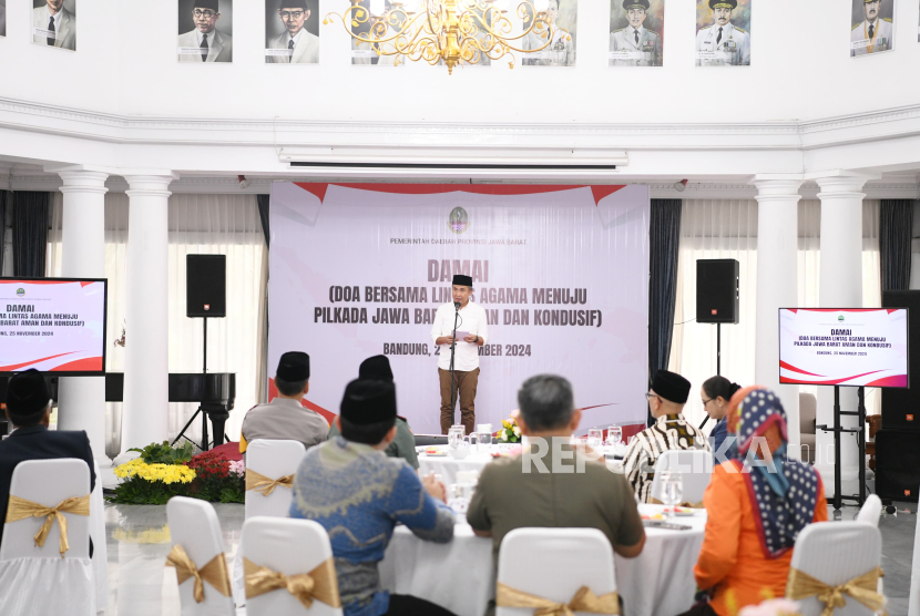 Penjabat Gubernur Jabar Bey Machmudin saat Doa Bersama Lintas Agama menuju Pilkada Jawa Barat Aman dan Kondusif berlangsung di Gedung Pakuan Bandung, Senin (25/11/2024).