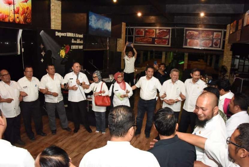 Penjabat Gubernur Jabar M Iriawa bersama sejumlah kepala dinas Provinsi Jabar sejenak bernyanyi dalam kagiatan kunjungan Jabar Selatan di Palabuhanratu, Kabupaten Sukabumi, Rabu (1/8).