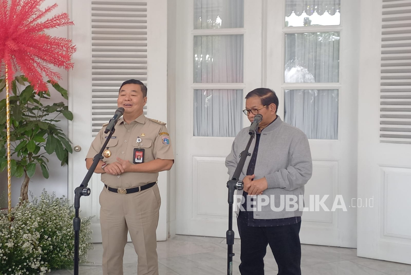 Penjabat Gubernur Jakarta Teguh Setyabudi (kiri) bersama Gubernur terpilih Jakarta Pramono Anung saat konferensi pers di Balai Kota Jakarta, Selasa (4/2/2025).