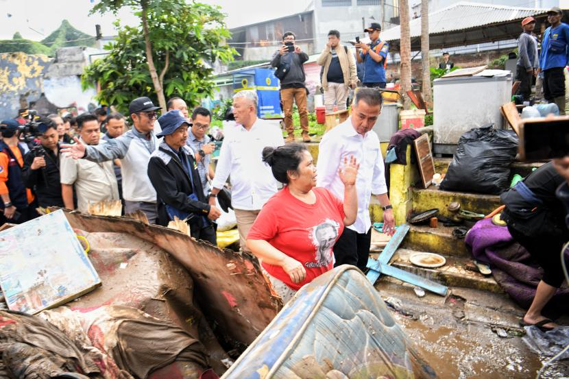 Penjabat Gubernur Jawa Barat Bey Machmudin didampingi Pj Wali Kota Bandung Bambang Tirtoyuliono meninjau banjir Cikapundung di Gang Apandi RW 8, kawasan Braga, Kota Bandung, Jumat (12/1/2024).
