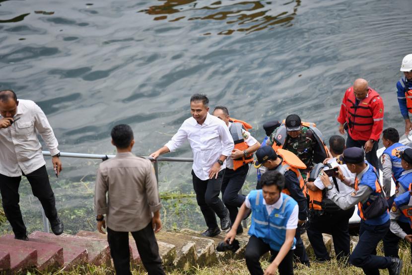  Penjabat Gubernur Jawa Barat Bey Machmudin melakukan kunjungan lapangan ke Keramba Jaring Apung di kawasan Waduk Cirata, Kabupaten Purwakarta, Jumat (12/1/2024).