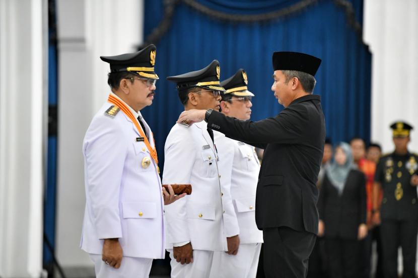 Penjabat Gubernur Jawa Barat Bey Machmudin melantik Pj Wali Kota Bogor, Pj Bupati Ciamis, dan Pj Bupati Sumedang di Aula Barat Gedung Sate, Kota Bandung, Sabtu (20/4/2024).