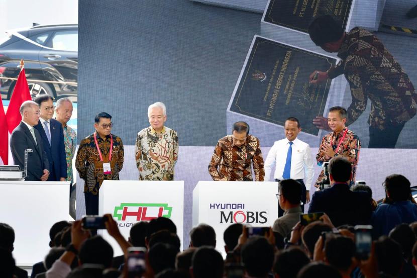 Penjabat Gubernur Jawa Barat, Bey Machmudin mendampingi Presiden RI Joko Widodo pada peresmian Pabrik sel baterai untuk kendaraan listrik (EV) yang dibangun oleh PT Hyundai LG Indonesia (HLI) Green Power, di Karawang New Industry City (KNIC), Teluk Jambe Barat Karawang, Rabu (3/7/2024). 
