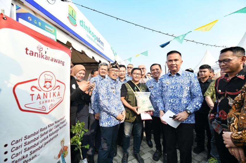 Penjabat Gubernur Jawa Barat Bey Machmudin menghadiri Peringatan Hari Koperasi Ke -77 Tingkat Provinsi Jabar  sekaligus membuka Gelar Produk Koperasi di Lapangan Street Carnival Galuh Mas, Kabupaten Karawang, Jumat (12/7/2024).