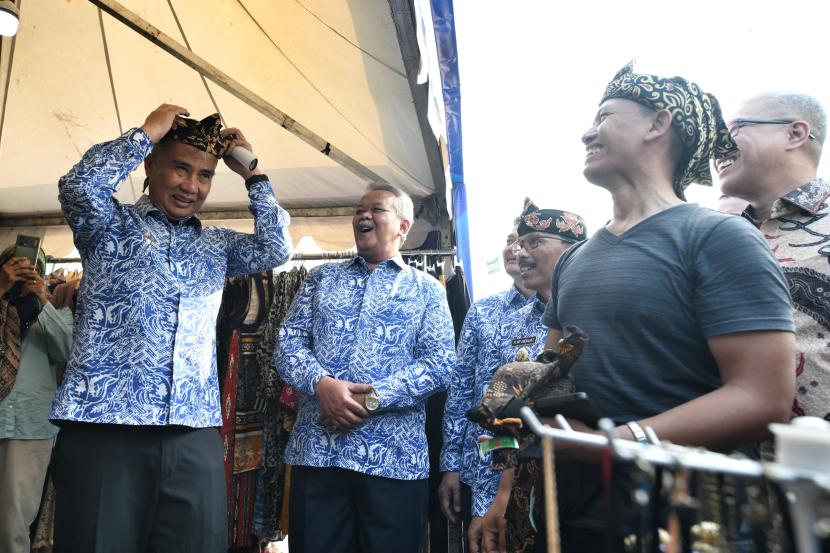 Penjabat Gubernur Jawa Barat Bey Machmudin menghadiri Peringatan Hari Koperasi Ke -77 Tingkat Provinsi Jabar  sekaligus membuka Gelar Produk Koperasi di Lapangan Street Carnival Galuh Mas, Kabupaten Karawang, Jumat (12/7/2024).