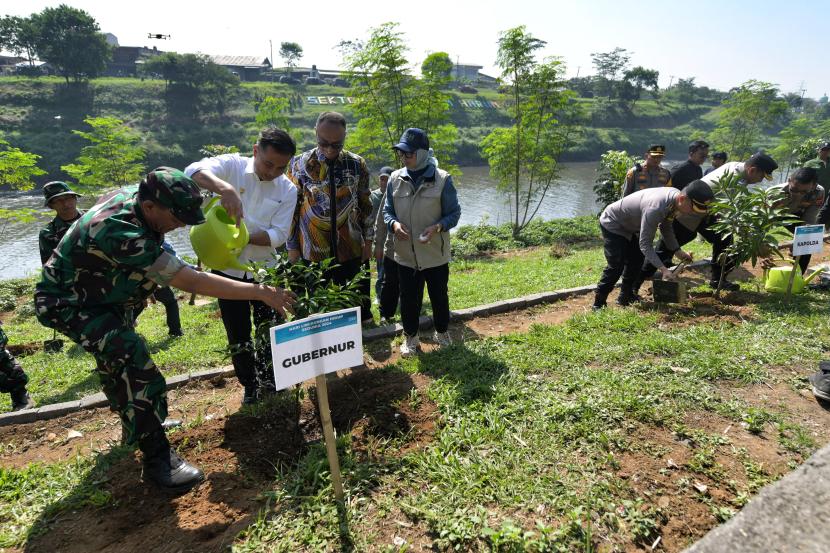 Penjabat Gubernur Jawa Barat Bey Machmudin menghadiri Puncak Peringatan Hari Lingkungan Hidup Tingkat Provinsi Jabar di Taman Ikon Sektor 8 Citarum, Kabupaten Bandung, Kamis (20/6/2024).
