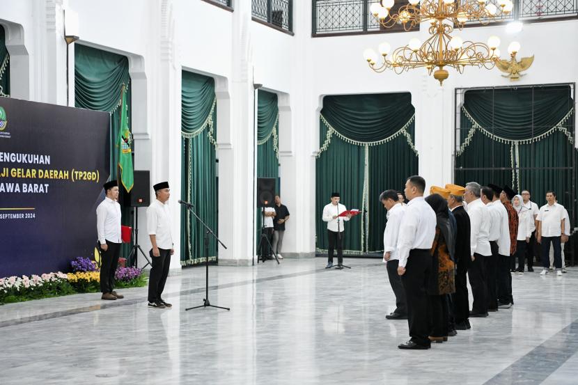 Penjabat Gubernur Jawa Barat Bey Machmudin Menghadiri sekaligus mengukuhkan Tim Peneliti dan Pengkaji Gelar Daerah (TP2GD) Provinsi Jawa Barat Di Aula Timur Gedung Sate Bandung