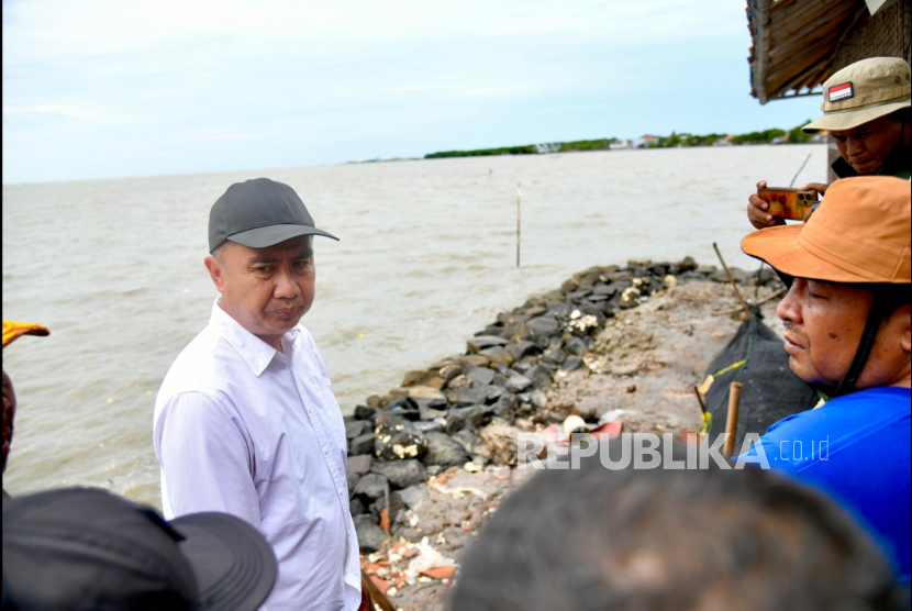 Penjabat Gubernur Jawa Barat Bey Machmudin meninjau lokasi banjir rob di Desa Mayangan, Kecamatan Legonkulon, Kabupaten Subang, Ahad (15/12/2024). 