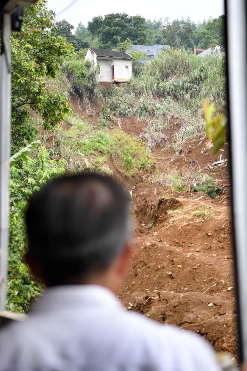 Penjabat Gubernur Jawa Barat Bey Machmudin meninjau lokasi bencana tanah longsor di Kabupaten Sukabumi