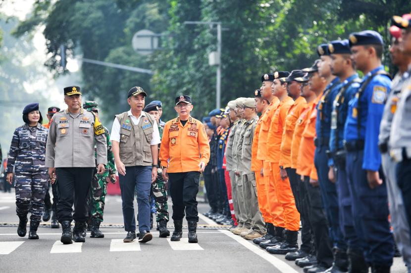  Penjabat Gubernur Jawa Barat Bey Machmudin menjadi pembina Apel Kesiapsiagaan pada Masa Pemilu Tahun 2024, di Jalan Diponegoro, Kota Bandung, Jum