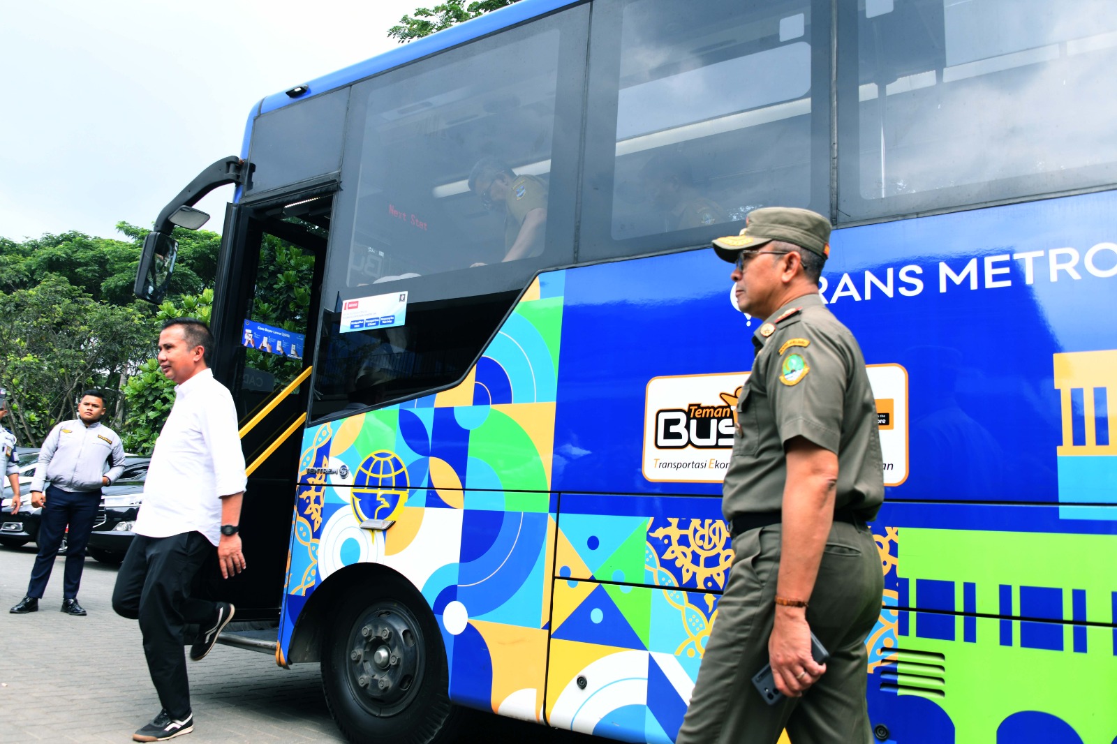 Penjabat Gubernur Jawa Barat Bey Machmudin menjajal transportasi publik Bus Rapid Transit (BRT) Bandung Raya, Senin (4/11/2024).