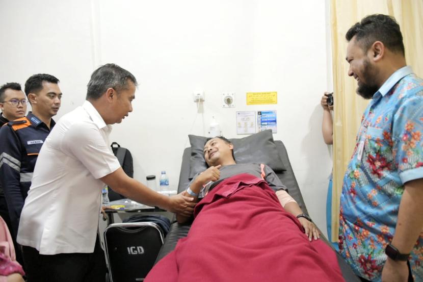  Penjabat Gubernur Jawa Barat Bey Machmudin menjenguk korban kecelakaan Kereta Api Lokal Bandung Raya dengan KA Turangga di RS AMC Cileunyi, Kabupaten Bandung, Jumat (5/1/2024).