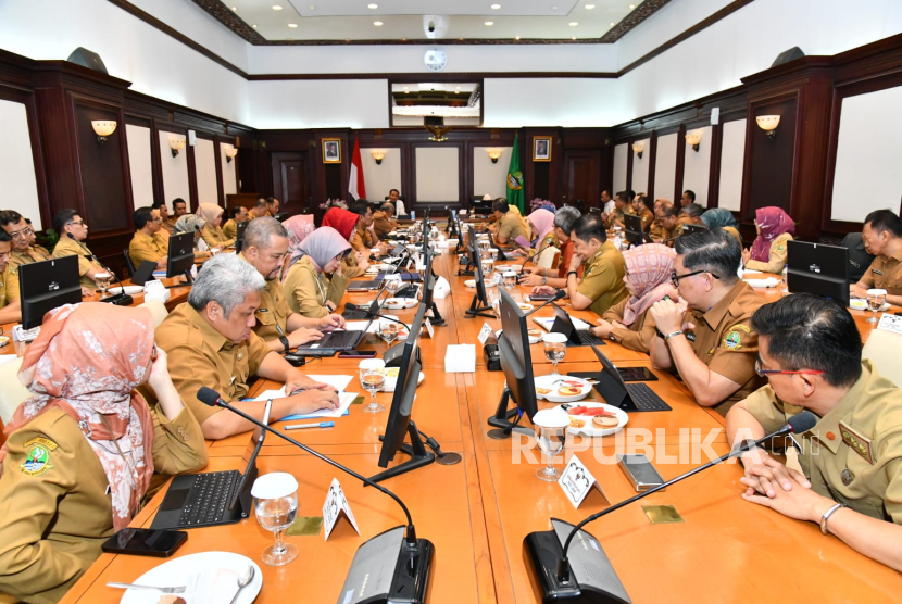 Penjabat Gubernur Jawa Barat Bey Machmudin pada Rapat Pimpinan (Rapim) di Gedung Sate, Kota Bandung, Senin (13/1/2025)