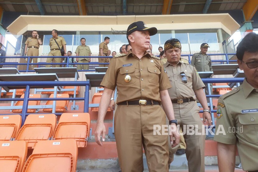Penjabat Gubernur Jawa Barat, M Iriawan didampingi Bupati Bandung, Dadang M Naser mengecek stadion Si Jalak Harupat yang akan digunakan sebagai lokasi Asian Games cabang olahraga sepakbola, Senin (16/7).