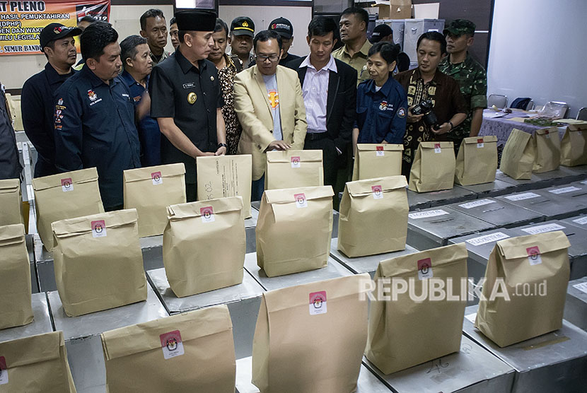 Penjabat Gubernur Jawa Barat M. Iriawan (keempat kiri) didampingi Ketua KPU Jawa Barat Yayat Hidayat (keempat kanan) mendengarkan penjelasan Ketua KPU Kota Bandung Rifqi Alimubarok (tengah) saat peninjauan kesiapan logistik Utama Pilkada serentak 2018 Jawa Barat di Kantor Kecamatan Sumur Bandung, Jawa Barat, Senin (25/6). 